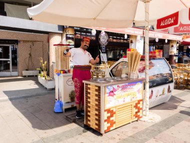 Antalya, Türkiye - 24 Şubat 2019: Dondurma satıcısı alıcıları Antalya 'daki fast food büfesine davet etti.