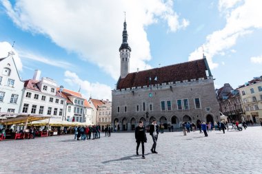 Tallinn, Estonya - 25 Mayıs 2019: Tallinn 'deki Eski Kent Meydanı' nda yürüyen insanlar