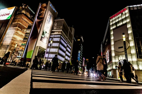 東京都 2010年1月14日東京 銀座の中心街を横断する歩行者 夜の銀座交差点 燃えるような動き — ストック写真