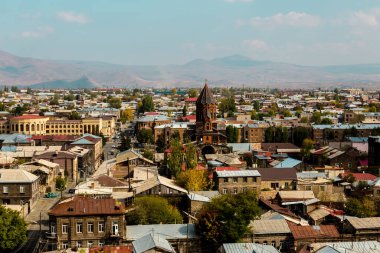 Gyumri şehrini, Ermenistan 'ı kilisenin kubbesiyle dağların arka planına bakın.