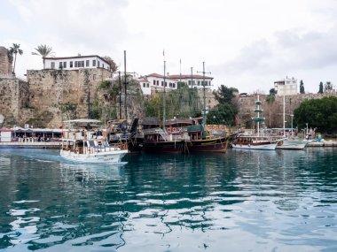 Antalya, Türkiye - 22 Şubat 2019: Antalya 'nın Eski Kaleici ilçesinin limanındaki iskeleye demirlenmiş yatlar.