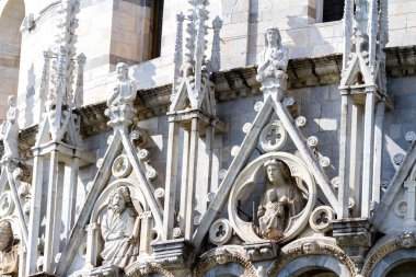 St. John 'un Pisa Vaftizhanesi ve Eğik Pisa Kulesi' nin (Torre di Pisa) bir parçası.