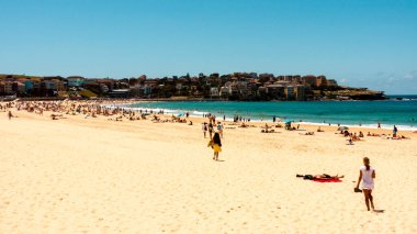 Sydney, Avustralya - 13 Ocak 2009: İnsanlar Bondi Sahili, Avustralya 'da dinleniyor. Bondi Sahili Avustralya 'nın en ünlü sörf ve dinlenme yerlerinden biridir..