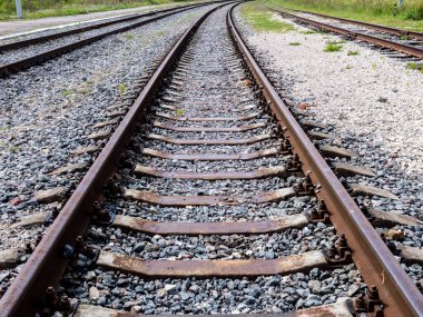 Uzun, boş demiryolu rayları mesafeye gider, seyahat konsepti