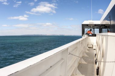 Kanguru Adası, Avustralya - 2 Ocak 2009: Kamaradaki kaptan feribotla Kanguru Adası 'na gidiyor..