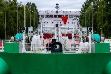 Vytegra, Rusya - 16 Ağustos 2015: Kargo gemisi Beyaz Deniz-Baltık Kanal Kapısı 'na girdi. Kuzey Buz Denizi 'ndeki Beyaz Deniz' i, Baltık Denizi 'ne daha yakın olan Onega Gölü' ne bağlar..