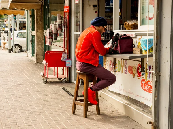 Tel Aviv Israel Februar 2017 Mann Sitzt Mit Morgenkaffee Der — Stockfoto