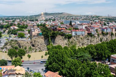 Tiflis, Gürcistan - 15 Haziran 2016: Eski Tiflis, Kura Nehri 'nin kayalık kıyısındaki Avlabari ilçesinin evleri.