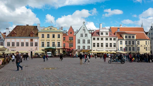 Tallin Estonia Mayo 2019 Gente Caminando Por Plaza Central Del — Foto de Stock