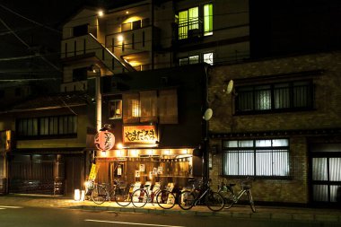 Kyoto, Japonya - 26 Aralık 2009: Gion 'daki küçük geleneksel Japon restoranı.