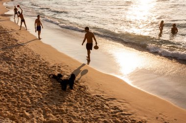 Tel Aviv, İsrail - 8 Eylül 2011: Tel Aviv sahilinde tenis oynayan erkekler.