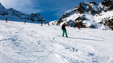 Stubai, Avusturya - 1 Kasım 2011: Avusturya 'da Stubaier Gletscher, Alpler kayak merkezinin yamaçlarında kayak yapan snowboardcular ve kayakçılar.