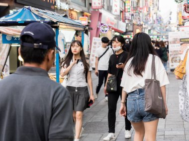 Suwon, Güney Kore - 15 Haziran 2017: Aceleyle yürüyen insanlar Suwon 'un merkezinde yürüyorlar