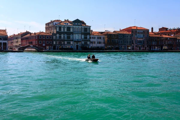 Venecia Italia Marzo 2012 Barco Con Turistas Navega Largo Orilla — Foto de Stock