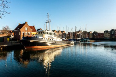 Hoorn, Hollanda - 11 Aralık 2009: Yatlar Hollanda 'nın Hoorn kentindeki küçük bir rıhtımda demirli..