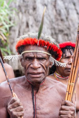 Wamena, Endonezya - 9 Ocak 2010: Geleneksel elbiseli Dani kabilesinin adamı, Dugum Dani Köyü, Baliem Vadisi Papua, Irian Jaya, Endonezya Yeni Gine