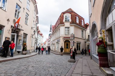 Tallinn, Estonya - 25 Mayıs 2019: Tallinn 'deki Old Town' da insanlar sokakta yürüyor