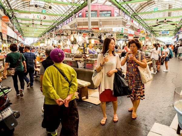 Szöul Dél Korea Június 2017 Emberek Vásárlási Ízletes Ételek Italok — Stock Fotó