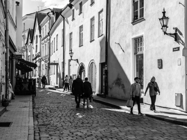 Tallinna Viro Toukokuuta 2019 Ihmiset Kävelevät Tallinnan Vanhassakaupungissa — kuvapankkivalokuva