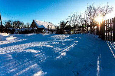 Karlı kış sabahında küçük geleneksel bir Rus köyü.