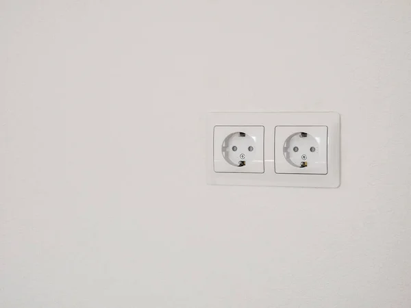 Nowoczesne Białe Podwójne Gniazdo Ścianie Sprzęt Elektryczny Dla Gospodarstw Domowych — Zdjęcie stockowe