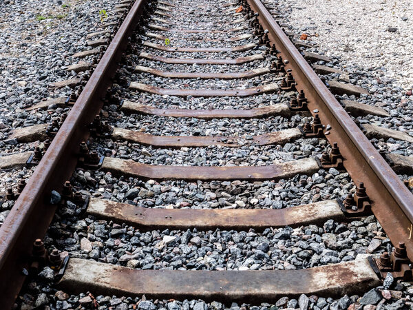 Пустые железнодорожные пути идут вдаль, крупным планом изображение