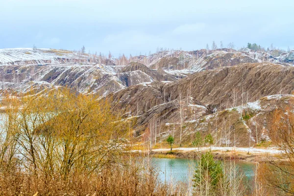 Pedreiras de carvão abandonadas perto da aldeia Konduki, oblast Tula, montanhas Romantsevskie. Outono paisagem natural. — Fotografia de Stock