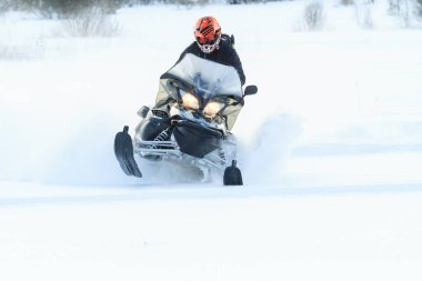 Teriberka, Rusya - 24 Şubat 2018: Kar arabası süren bir adam