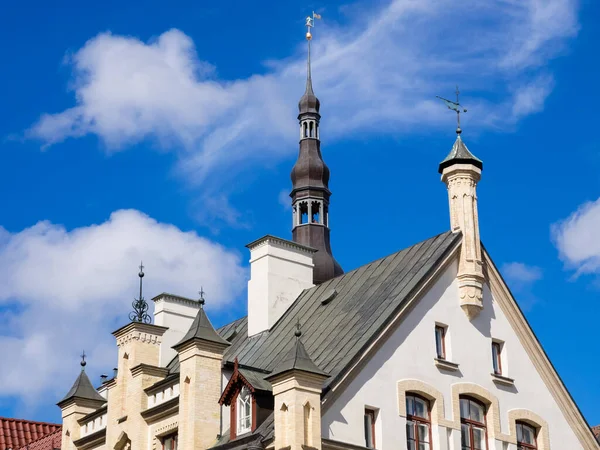 タリンの旧市街に屋根の翼を持つ古い建物の断片 タリン エストニア ヨーロッパ — ストック写真