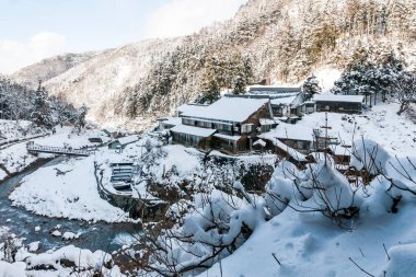 Japon köyü Yudanaka kışın, Nagano Bölgesi, Japonya.