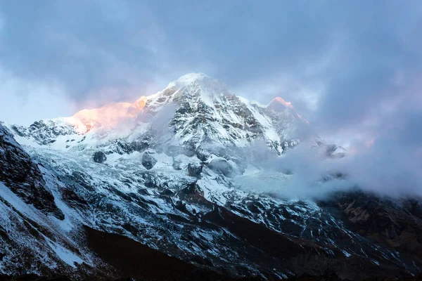 Primeros Rayos Sol Iluminando Pico Del Monte Annapurna Sur 7219 — Foto de Stock