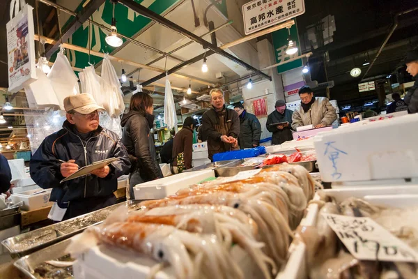 Tokió Japán 2010 Január Kora Reggel Tsukiji Halpiacon Első Vásárlók — Stock Fotó