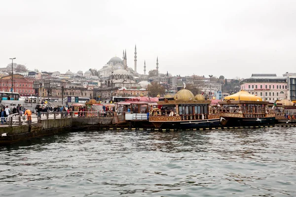 İstanbul, Türkiye - 6 Aralık 2014: Altın Boynuz 'dan Süleyman Camii manzarası, insanlar kafeyi teknelerle ziyaret edip İstanbul' da Boğaz 'ı izliyor.