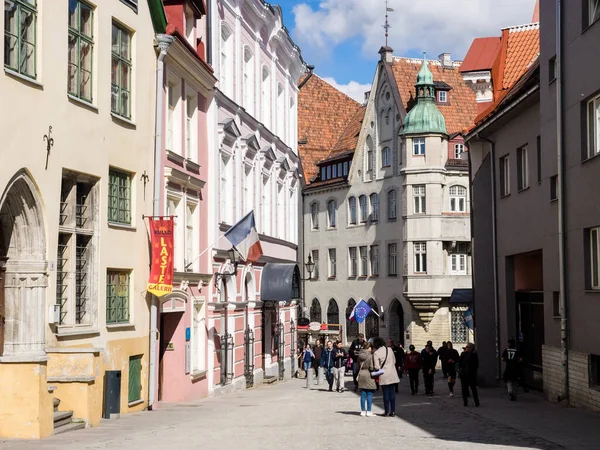 Tallin Estonia Mayo 2019 Gente Caminando Por Antigua Calle Del — Foto de Stock