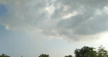 Güzel serin hava, siyah bulutlar ve beyaz gökyüzü.