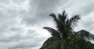 Güzel serin hava, siyah bulutlar ve beyaz gökyüzü.