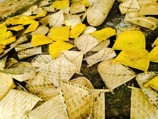 インドの竹市場で美しくカラフルな手作りの受賞ファン — ストック写真