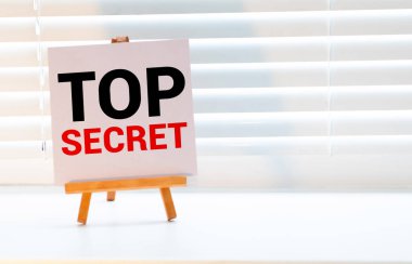 Kalemler için bir yaprağın üzerindeki yaprağın üstündeki kelime. Ofiste çalışma kavramı. İş için.