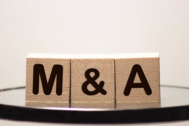 İş adamı, dolar resimli bir blok koyuyor. Takımın bütçesi ve kârı arttı. Sermaye birikimi ve başarılı işler. Yatırım fonunu artırın. Para biriktiriyorum. Ekonomik patlama