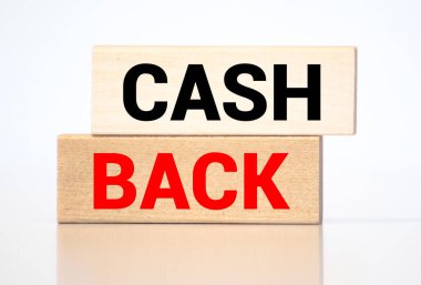 Tahta arka plandaki harf bloğu nakit..