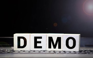 DEMO sözcüğü beyaza izole edilmiş yapı taşlarıyla yapıldı.
