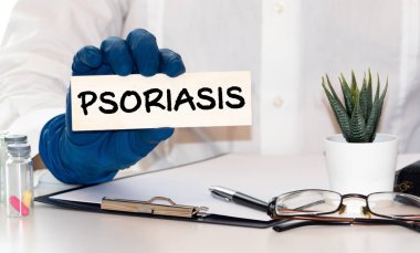 Tıbbi konsept olarak sedef kelimesiyle ahşap üzerine steteskop..