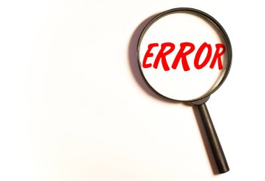 Beyaz arkaplana karşı bir büyüteç hata sözcüğünü yükseltir