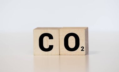 Metalik harflerle yazılmış kelime CO2, sahte çelik harflerle eski konsept fotoğrafçılık..