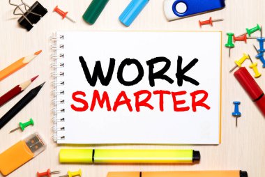 Masada içinde metin olan defter: Akıllı çalış.