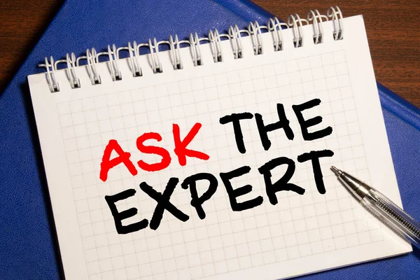 Bir uzman metninin beyaz kağıt üzerinde işaretle imzalandığını sor