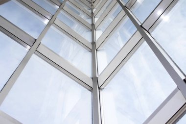 Karlı ve ağaçlı modern konut penceresi.