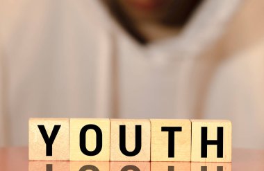 Yaşlanma - ahşap bloklardan harflerle kelime, yaşlanma konsepti, beyaz arkaplan etrafında rastgele harfler.