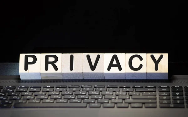 Fechar Mão Pessoa Que Protege Blocos Com Texto Privacidade Mesa — Fotografia de Stock