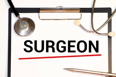 Mavi arka planda kırmızı harflerle yapılan ameliyat. Tıbbın çeşitli tıp alanlarında cerrahi operasyonlarla ilgilenen bölümü kavramı